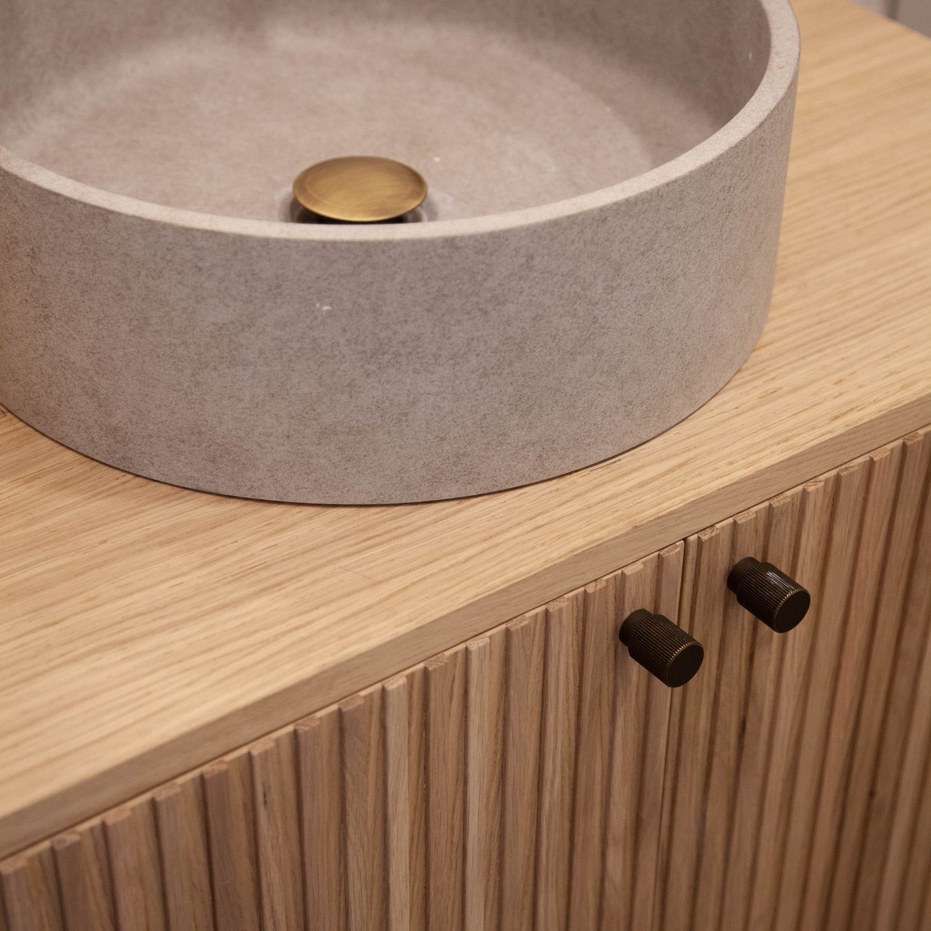 Pomos Viefe en Latón Antiguo para puertas de cocina de madera Muebles de Cocina en Roble Barnizado